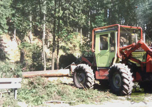 Roter Harvester beim Holzrücken auf einem Waldweg bei Kipsdorf, 2002
