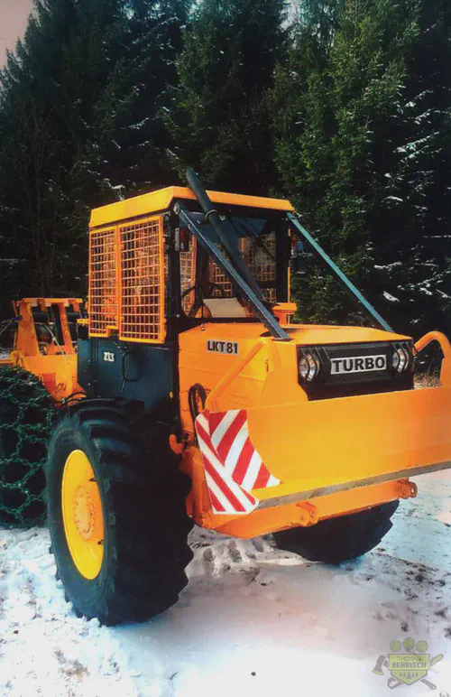 Gelber LKT 81 Turbo Forstschlepper im Schnee – Nahaufnahme der Frontpartie