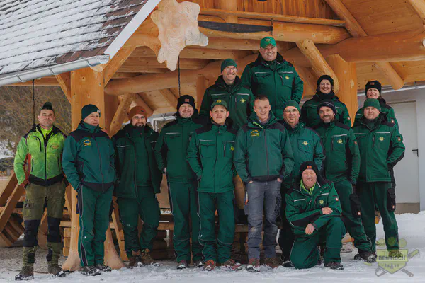 Das Behrisch-Team vor einem Holzunterstand auf dem Firmengelände in Karsdorf