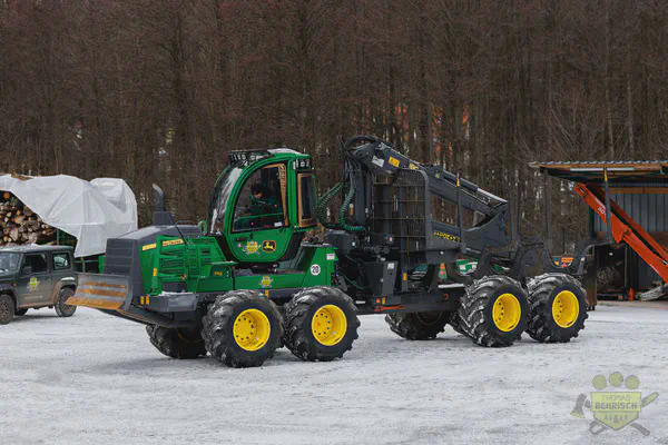 John Deere 1910G Forwarder auf dem Betriebshof – moderner Achtrad-Holzrücker